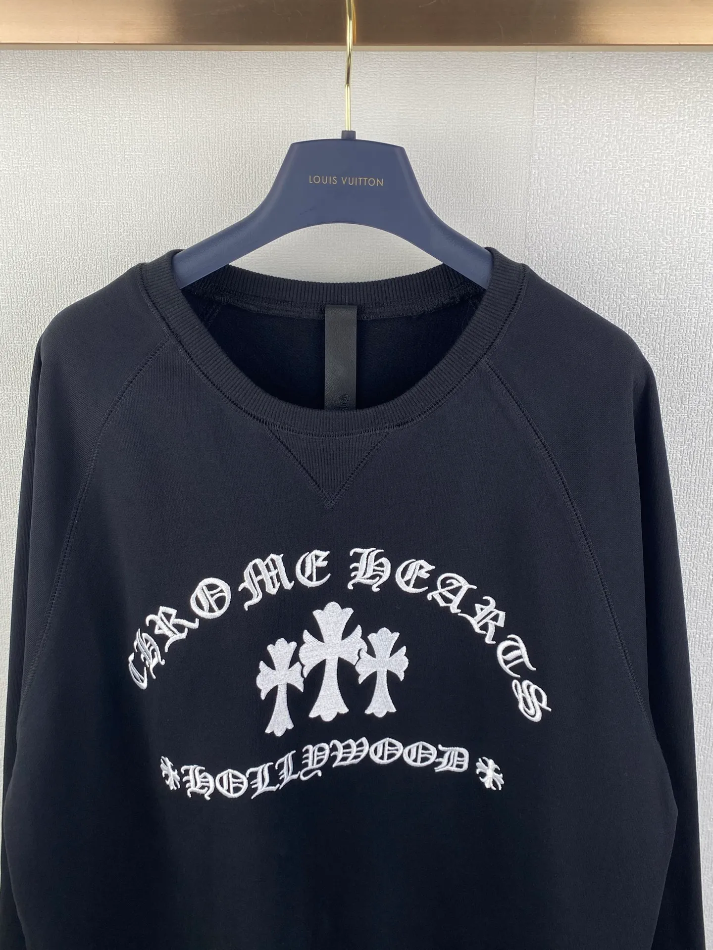 P440 Chrome Hearts cross embroidery sweatshirt ●Authentic 12200 purchase and development ●380g Korean cotton and linen sweatshirt 100% cotton ●380g 2*2 matching high-end brand rib ●Fabrics fermentation wash. ●Imported embroidery ●Customized 1:1 hardware ●Customized 1:1 leather label ●Customized 1:1 trademark ●Loose version ●Size: S M L XL